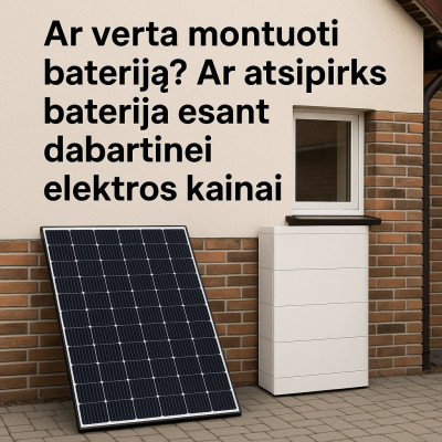 Saulės modulis ir namų baterija pritvirtinta prie pastato sienos, viršuje informacinis tekstas lietuvių kalba apie baterijos atsipirkimą ir elektros kainas